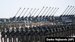 Pjesëtarë të Forcave të Armatosura Serbe gjatë një stërvitjeje në aeroportin ushtarak të Batajnicës, afër Beogradit, 22 prill 2023.