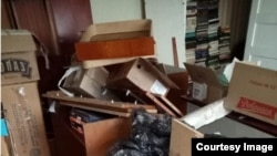 Свалка вещей в «новой» квартире пенсионерки.