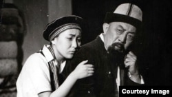 Райма Абдубачаева жана СССРдин эл артисти Муратбек Рыскулов "Атанын тагдыры" спектакли учурунда. (архивдик сүрөт)