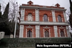 აბრეშუმის მუზეუმი დროებითი სამშენებლო მესერით არის შემოსაზღვრული; 22 იანვარი, 2024 წელი