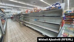 დაცარიელებული დახლები ერთ-ერთ სუპერმარკეტში, ისრაელი