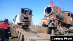 ასე მოათავსეს ორთქლმავალი სატვირთო ავტომობილზე