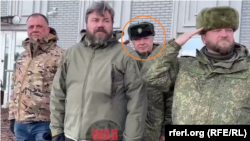 Generalul-locotenent Vladimir Alekseiev, adjunctul șefului GRU (încercuit), alături de deputatulAleksandr Borodai (primul din stânga), fost lider al separatiștilor din estul Ucrainei, și de magnatul Konstantin Malofeiev (al doilea din stânga), apropiat al Kremlinului
