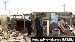 Үйү түрттүрүлгөн учурда жумушта болгон Марал үй ичиндеги буюм-тайымын толук чыгарып кеткенге үлгүргөн эмес.