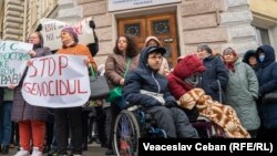 Zeci de asistenți personali și persoane cu nevoi speciale de care au grijă au protestat atât la Ministerul Muncii și Protecției Sociale, cât și la Primăria Chișinău.