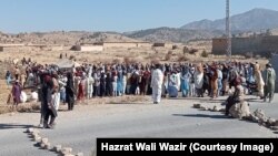 د انګور اډې خلک له تېرو ۸۳ ورځو راهیسې اپه احتجاج دي ـ انځور له ارشیفه.