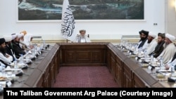 د طالبانو د حکومت رییس الوزرا ملا حسن اخوند (په مینځ کې) د جمعیت علمای اسلام له مشر مولانا فضل الرحمان په مشرۍ له پلاوي سره (کیڼ لوري ته) د غونډې پر مهال - د جنورۍ اتمې انځور.