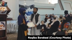 د لاسي صنايعو په برخه کې د يوې مؤسسې له روزنيزې دورې څخه د نجونو د فراغت مراسم