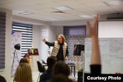 ანტონ მიხალჩუკი, თბილისში მიგრანტებთან გამართულ შეხვედრაზე. 2023 წლის დეკემბერი