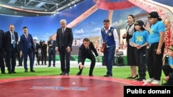 Франциянын президенти Эммануэл Макрон Казакстандагы сапары учурунда. 1-ноябрь, 2023-жыл 