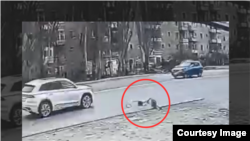 Окуучу кызды автоунаа коюп кеткен учур видеокамераларга түшүп калган. 