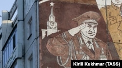 Кызылдагы турак жайда Орусиянын коргоо министри Сергей Шойгунун сүрөтү түшүрүлгөн. Тыва