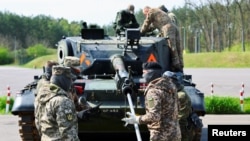 În cadrul Misiunii de asistență militară a UE în sprijinul Ucrainei (EUMAM), soldații ucraineni participă la cursuri de întreținere a tancurilor Leopard 1A5 la baza Bundeswehr din Germania.