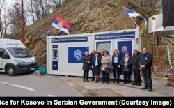 Një degë e improvizuar bankare dhe një bankomat në anën serbe të një pike të paspecifikuar kufitare mes Serbisë dhe Kosovës.