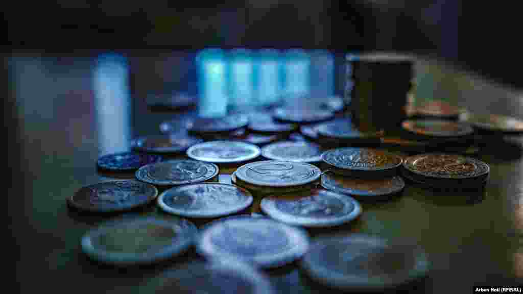 Në laboratorin e Agjencisë së Kosovës për Forenzikë, ekspertët ekzaminojnë monedha të dyshuara false, që iu dërgohen nga Policia e Kosovës. &nbsp;