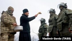 Российский священник во время молебна для саперов-штурмовиков. Украина, архивное фото 