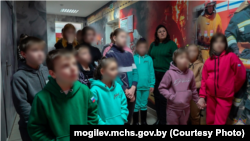 Архіўнае ілюстрацыйнае фота. Дзеці з гораду Антрацыт Луганскай вобласьці ў Магілёўскім цэнтры бясьпекі, студзень 2024 году