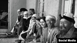 Сол катардан төртүнчү Исмаилбек Абдубачаев кино жана театр дүйнөсүндөгү белгилүү кесиптештери менен.