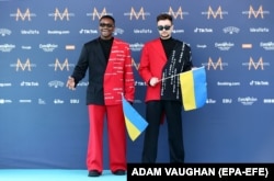 Учасники українського гурту TVORCHI Ендрю Гуцуляк (праворуч) і Джеффрі Кенні на відкритті 67-го щорічного пісенного конкурсу «Євробачення», який від імені України приймає місто Ліверпуль, Велика Британія, 7 травня 2023 року