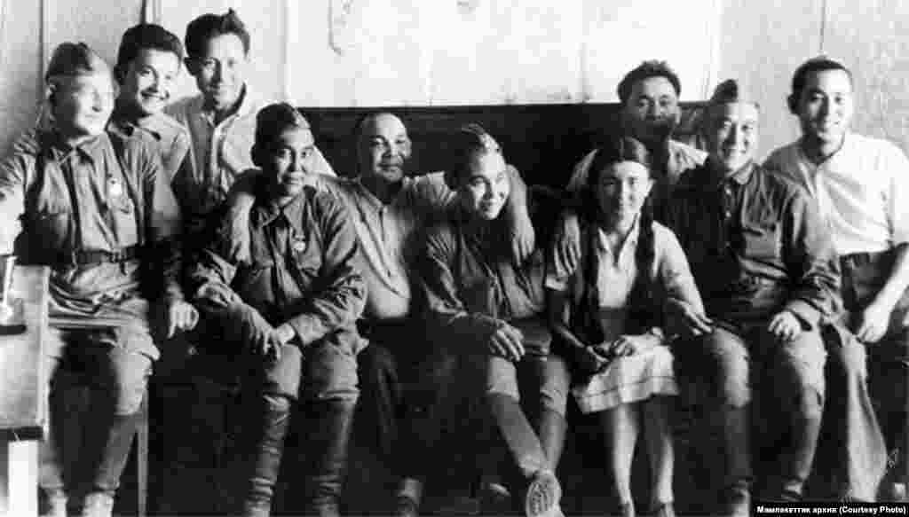 Жаш журналисттердин Улуу Ата Мекендик согуштун катышуучулары менен жолугушуусу. Алардын арасында чекист А.Коенкозов (сүрөттө солдон оңго биринчи) Т. Суванбердиев (экинчи), акын А.Токомбаев (үчүнчү), "Кызыл Кыргызстан" гезитинин жооптуу редактору М.Догдуров (бешинчи), гезиттин жетекчиси А.Ботоханова (жетинчи), акын жана драматург К.Маликов (сегизинчи) жана гезиттин жооптуу редакторунун орун басары М.Абдукаримов (онунчу). Фрунзе шаары.1942-жыл.&nbsp;