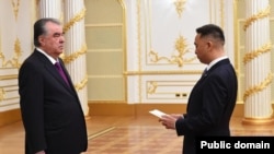 Новый посол США в Таджикистане Мануэль П. Микаллер-младший вручает свои верительные грамоты президенту Эмомали Рахмону. Душанбе, 9 марта 2023 года