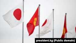 Кыргызстан менен Жапониянын желеги. 