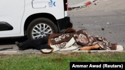 "ჰამასის" მიერ მოკლულის გვამი ისრაელის ქალაქ სდეროთში. 7 ოქტომბერი, 2023.
