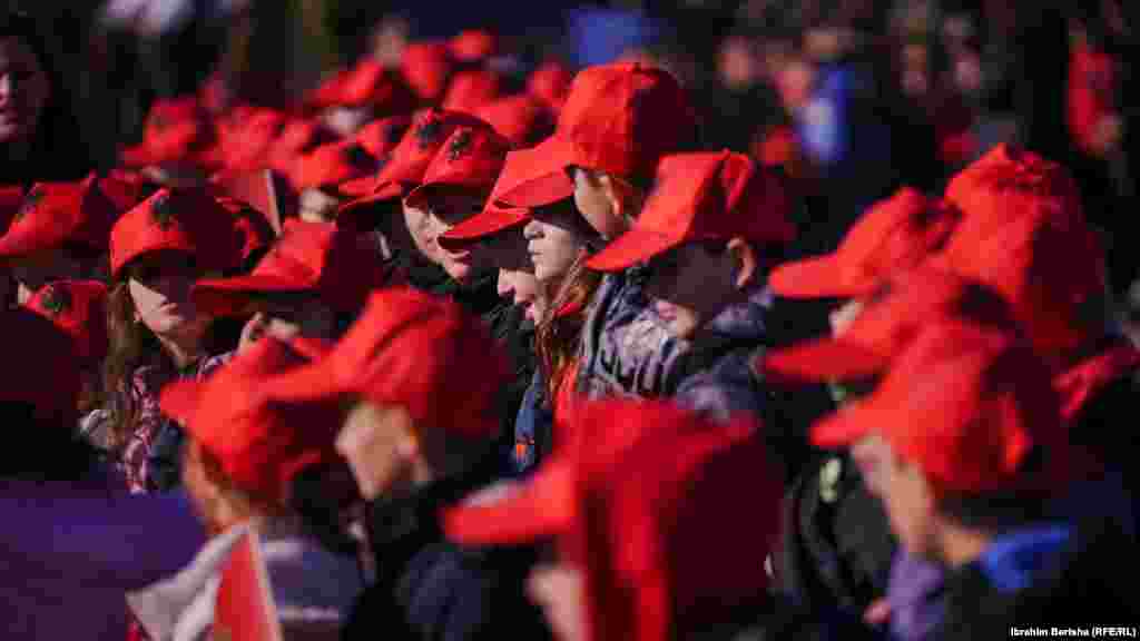 Një grup fëmijësh me kapela me flamurin kombëtar shqiptar.