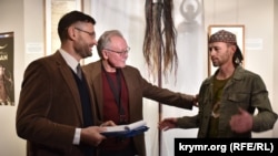 Leyhanıñ idarecisi Aleksey Vlasov, Kıyiv resimler galereyasınıñ müdiri Yuriy Vakulenko ve qırımtatar çölmekçisi Rustem Skibin