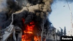 Zjarrfikësit palestinezë duke punuar për ta shuar zjarrin në një shtëpi, pas një sulmi izraelit në Kan Jounis, në jug të Rripit të Gazës, 9 dhjetor 2023.