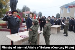 Дзеці з патрыятычнага клюбу вітаюць міністра ўнутраных справаў Івана Кубракова