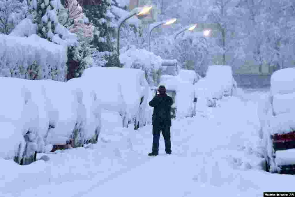 Мюнхенде калың карга суктанган тургун сүрөт тартып жатат. 2-декабрь, 2023-жыл.