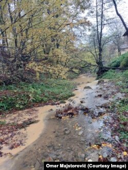 Rijeka Bistrica dijeli kamenolom od prvih kuća. Zamućenje rijeke uzrokovano dosadašnjim intervencijama na terenu gdje je planiran kamenolom, 28. februar 2024