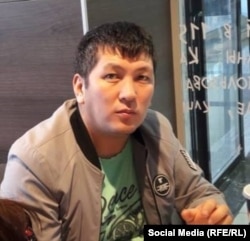 Азамат Асанкожоевдин сол колу билегинен сынып, ооруканага 7-ноябрда кайрылган. 14-ноябрда бейтапканадан анын сөөгү чыкты.