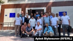 "Кемпир-Абад иши" боюнча айып тагылып, райондук сот актаган саясатчы, активисттер жана алардын адвокаттары. Архив.