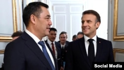 Садыр Жапаров жана Эммануэл Макрон. 