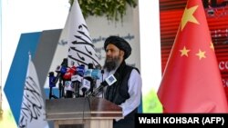 Абдул Гани Барадар Логар провинциясындагы жез казып алуу боюнча долбоордун ачылыш аземинде. Кытайлык инженерлер менен “Талибан” өкмөтү дүйнөдөгү экинчи ири жез кендеринин бири болгон Мес-Айнак кенин өздөштүрө баштады. 2024-жылдын 24-июлу.