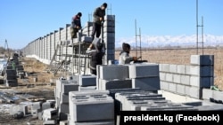 "Ысык-Көл" аэропортунун тосмо дубалынын курулушу. Президент Жапаров быйыл 20-январда аэропортту жаңылоо иши менен таанышкан учурда тартылган сүрөт. 