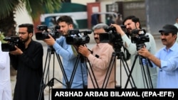 په پېښور کې خبریالان د یوې غونډې پوښښ پر مهال - پخوانی انځور.