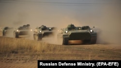 Казакстанда өтүп жаткан “Центр-2019” эл аралык армиясынын машыгууларында казак армиясынын согуштук техникалары колдонулуп жатат. 2019-жыл, 16-сентябрь.