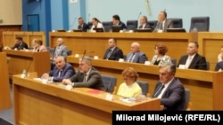 Bivši premijer RS Radovan Višković (prvi slijeva, dole) na sjednici Narodne skupštine u Banjoj Luci, 22. 8. 2025.