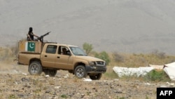 په بنو کې امنيتي ځواکونه د ګزمې په حال کې (انځور له ارشيفه) 