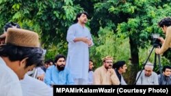 میر کلام وزیر په شمالي وزیرستان کې یوې احتجاجي ناستې ته وینا کوي - پخوانی انځور.
