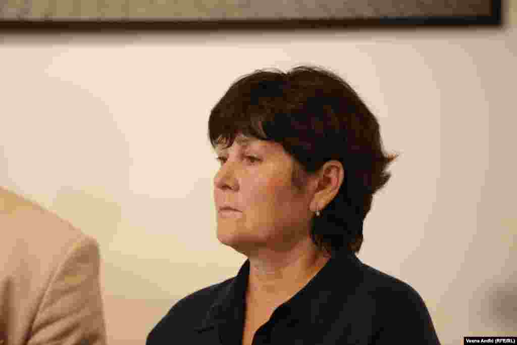 Elina je celog života živela u Dnjipru, odakle nije često odlazila. Ipak, 24. februara dobila je poziv od svoje ćerke koja živi u inostranstvu, i&nbsp;koja joj je saopštila da je krenuo rat. Elina je neko vreme ostala u svom gradu, sve dok nije ocenila da više nije bezbedno. Tada je krenula vozom u kome su ljudi sedeli na podu zbog nedostatka mesta. "Voz je išao sa isključenim svetlom. Na stanicama su nam govorili da ne uključujemo čak ni mobilne telefone kako se ne bi videli", prepričava Elina. Ona je u Srbiju došla jer je saznala da postoji mogućnost da dobije mesto za stanovanje. "Tako da sam se jednog jutra probudila u tuđem stanu, u tuđoj državi, ne znam jezik, nemam prijatelje - osećaj je jako čudan", istakla je Elina.&nbsp;