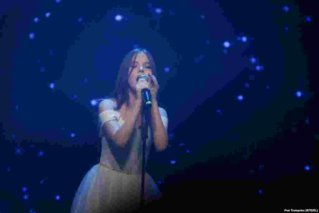 Украинадағы "Голос. Дети" шоуының жеңімпазы болған Қазақстан әншісі Данэлия Төлешова сахнада тұр.