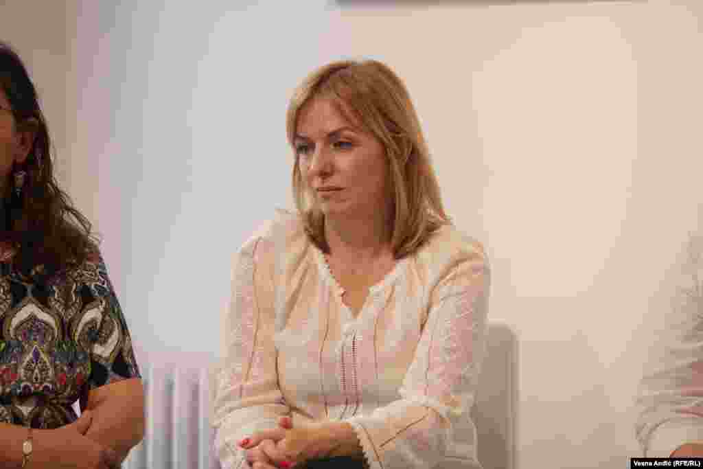 Jana je u Srbiju došla iz Buče, koju je napustila 24. februara. "Imali smo prijatelje koji su već imali iskustva sa bežanjem od Rusa, i oni su insistirali na tome da što pre napustimo našu kuću u Buči i da idemo dalje", objasnila je Jana. Ona je istakla da su imali sreće, jer već 25. februara nije bilo moguće izaći iz ovog grada. "Moji rođaci koji su se tu našli 25. i hteli su da napuste takođe taj dan, nisu uspeli, i oni su se susreli sa svim strahotama i užasima koje je donela ruska vojska koja je došla da nas spasi", rekla je Jana. Buča je privukla pažnju sveta početkom aprila kada su tamo pronađene desetine tela u civilnoj odeći, od kojih su neka bila vezanih ruku, nakon što su se ruske trupe povukle iz tog područja. Od tada je otkriveno mnogo više leševa u i oko tog područja, što je postalo sinonim za navode o ruskim ratnim zločinima.&nbsp;