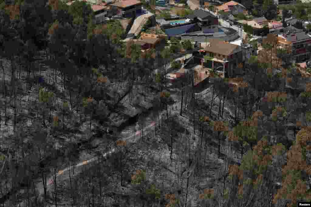 Spaljeno područje uz kuće u mjestu El Pont de Vilomara sjeverno od Barcelone u Španiji, 18.juli 2022.
