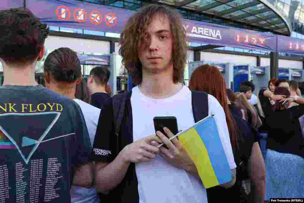 Бұл жасөспірімді концерт алдында суретке түсірдім. Ол "концертке Украина туымен кіргенде тұрған ештеңе жоқ" деді. Шоуға келген жастардың көбі Украинаға қолдау білдіргісі келеді.