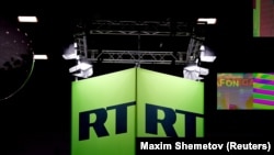 Emblema e mediumit Russia Today, të sanksionuar nga perëndimi.