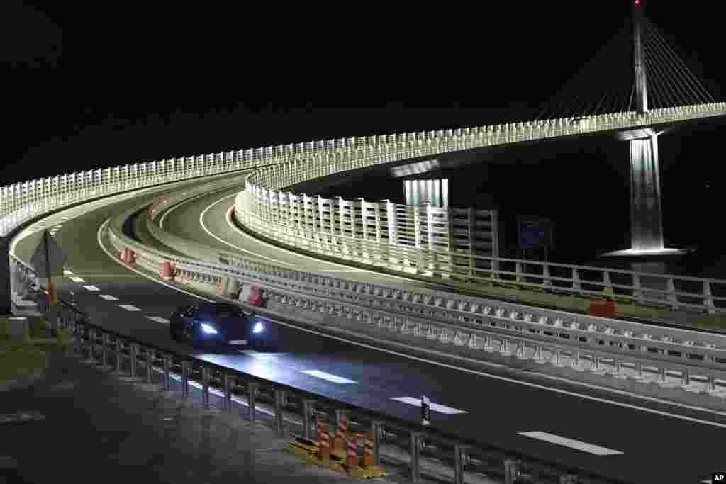 Električni automobil hrvatske proizvodnje 'Nevera'&nbsp; na novoizgrađenom Pelješkom mostu u Komarni, južna Hrvatska, ponedjeljak, 25. srpnja 2022.